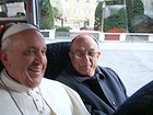 Brasileiro vai de ônibus com o Papa Francisco para missa e tira foto