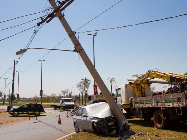 Acidente na manhã deste sábado ameaça energia elétrica no Parque do Peão, diz CPFL (Foto: Alfredo Risk/G1)