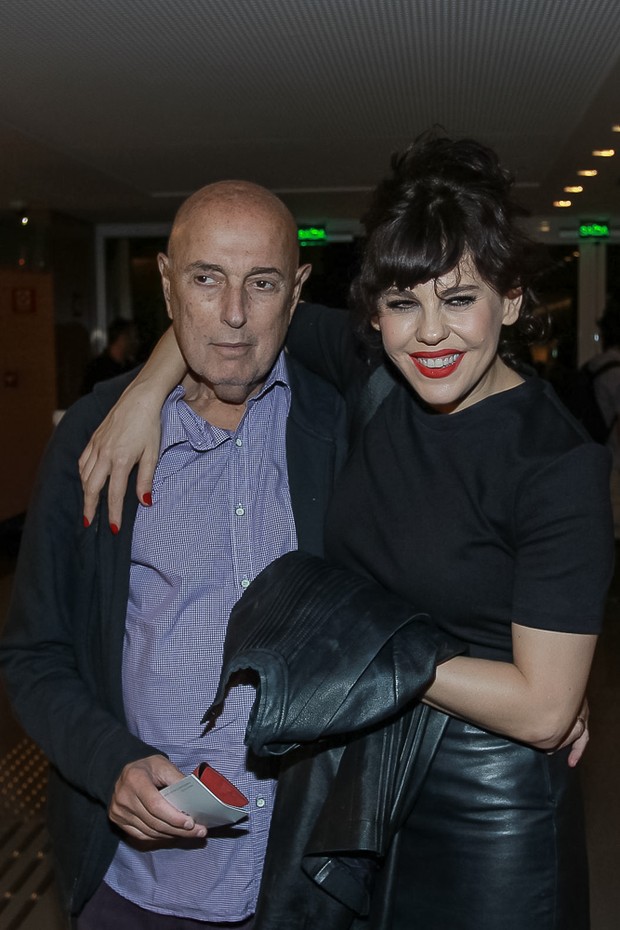 Bárbara Paz com Hector Babenco na estreia da peça Os realistas (Foto: Raphael Castello/Agnews)