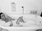 Luiza Brunet sensualiza durante banho de banheira