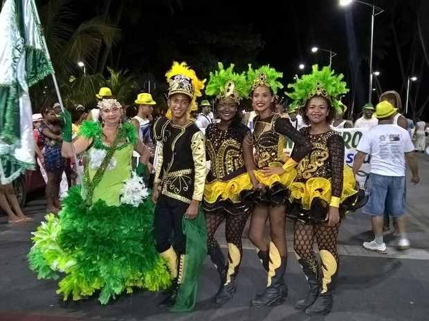 Integrantes da escola de samba Jangadeiros se preparam para desfilar na orla de Maceió (Foto: Waldson Costa/G1)