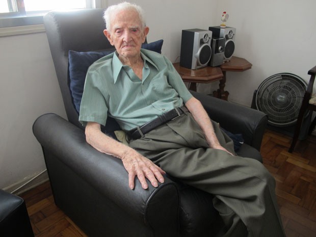 Miguel aos 104 anos, em apartamento em Santos (Foto: Mariane Rossi/G1)
