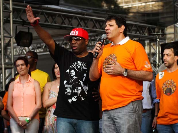 Netinho de Paula (e) e o prefeito Fernando Haddad (d), durante comemoração do Dia da Consciência Negra no Anhangabaú no centro de São Paulo, SP, nesta quarta-feira (20). (Foto: Dário Oliveira/Futura Press/Estadão Conteúdo)