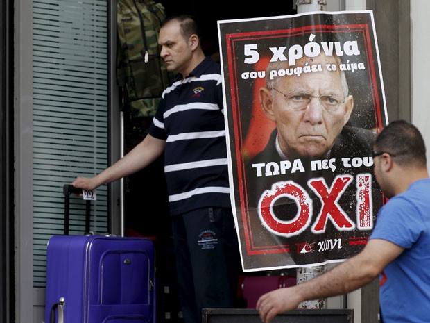 Um pôster no centro da Grécia mostra uma imagem do ministro das Finanças alemão, Wolfgang Schaeuble, com o slogan: Há cinco anos ele vem sugando seu sangue. (Foto: Reuters) Um pôster no centro da Grécia mostra uma imagem do ministro das Finanças alemão, Wolfgang Schaeuble, com o slogan: Há cinco anos ele vem sugando seu sangue. (Foto: Reuters)
