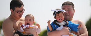 Lutadores de sumô seguram 'bebês chorões' (Eugene Hoshiko/AP)