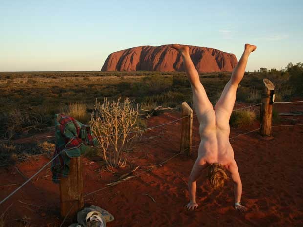 No deserto na Austrália (Foto: The Naked Handstander/Divulgação)