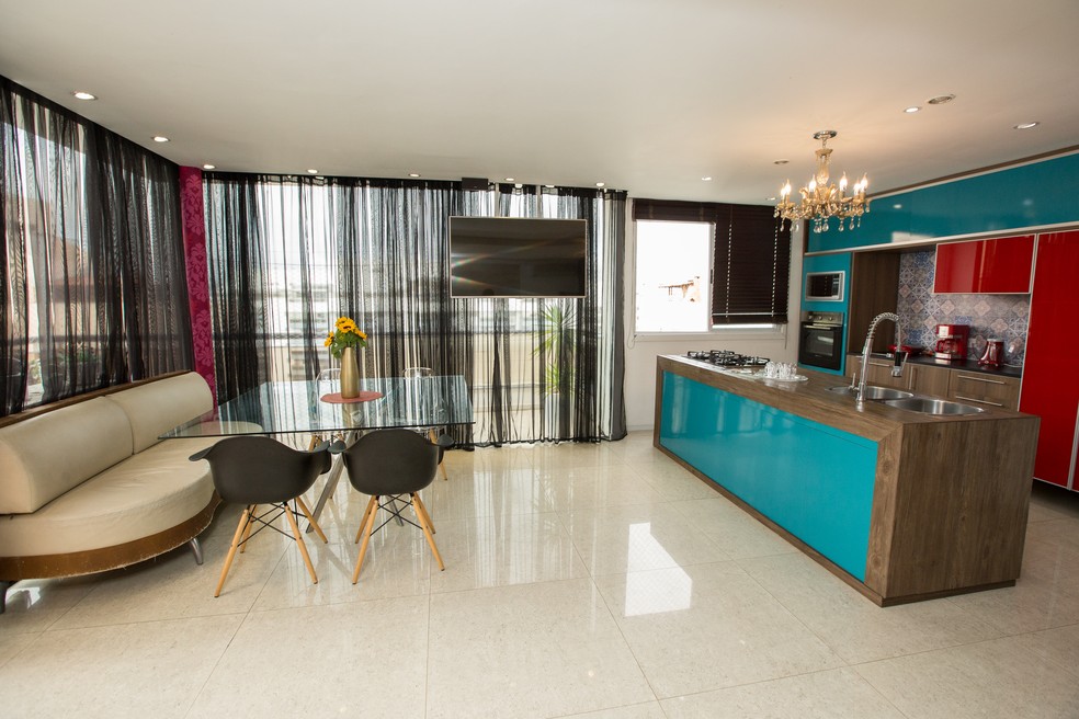 Cores vibrantes chamam a atenção na cozinha de Emilly Araújo (Foto: Felipe Monteiro / Gshow)