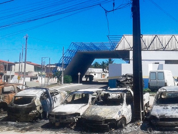 G1 Carros são destruídos em incêndio criminoso em frente a delegacia