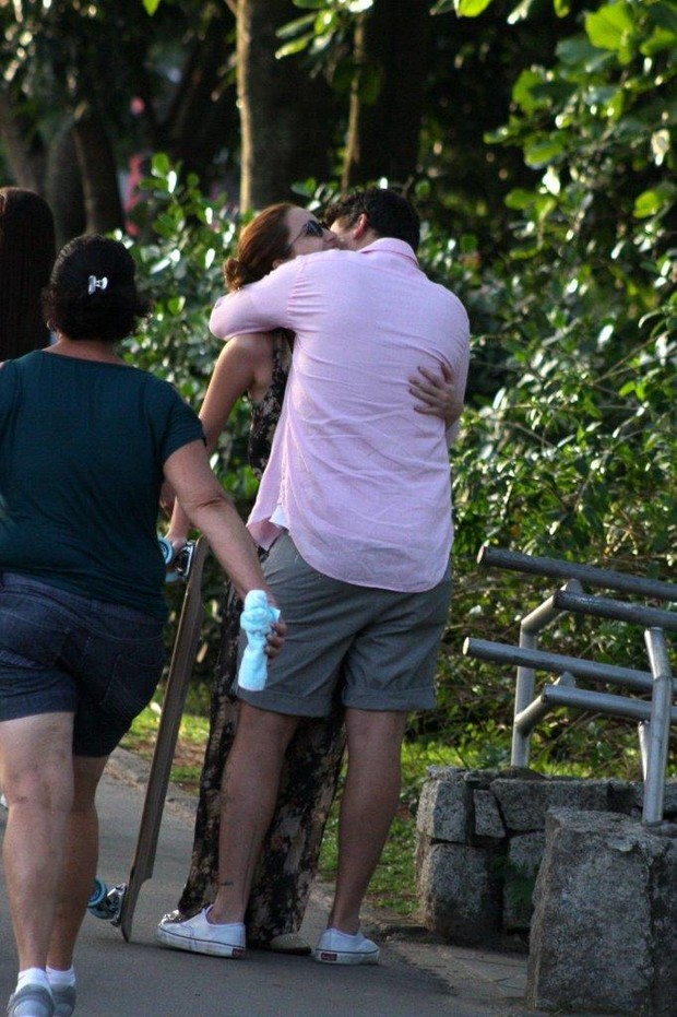 Nathalia Dill abraça o namorado no Rio (Foto: JC Pereira/Ag. News)