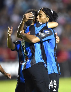 Danilo e Ronaldinho, comemoração gol do Queretaro contra o Toluca (Foto: Agência AFP)