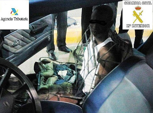Imigrante ilegal tentou entrar na Espanha escondido em assento. (Foto: Divulgação)