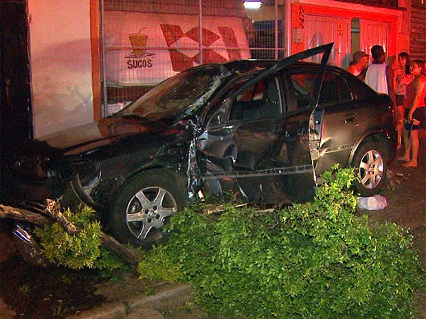 Motorista perdeu o controle do veículo e atropelou dois suspeitos que fugiam da polícia na zona Norte de Ribeirão Preto (Foto: Alexandre Sá/EPTV)