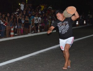 Corrida com Toras de 50 quillos foi a primeira competição dos Jogos  Indígenas Univesstários de Roraima 2 (Foto: Rodrigo Litaif)