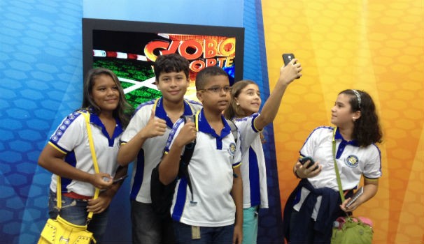 Eles aproveitaram também para tirar selfies no estúdio do Globo Esporte (Foto: Divulgação/Marketing OAM)