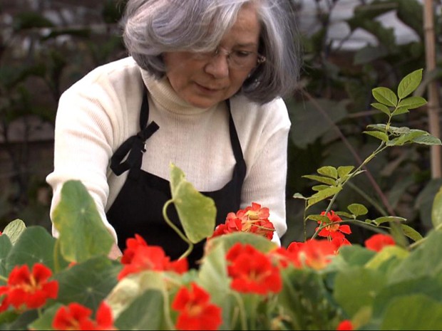 Miyoko Nakashima, produtora de flores comestíveis no Distrito Federal, diante de plantação (Foto: TV Globo/ Reprodução)