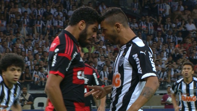 Carlos e Wallace se estranharam após jogada polêmica (Foto: Reprodução/TVGLOBO) Carlos e Wallace se estranharam após jogada polêmica (Foto: Reprodução/TVGLOBO)