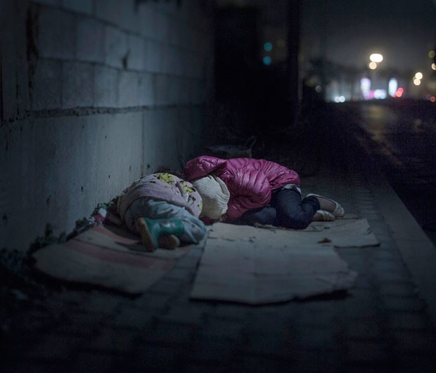 Ralia, de 7 anos, e Rahaf, de 13, perderam a mãe e um irmão em um ataque com granada em Damasco, na Síria, e agora moram com seu pai na rua em Beirute (Foto: Magnus Wennman/Aftonbladet)