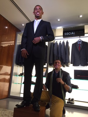 Gabriel Jesus ganha primeiro terno e abre o jogo: 'Estou solteirão'