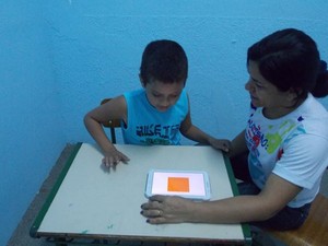 Jogo sendo testado com criança autista (Foto: Otílio Paulo/Arquivo Pessoal)