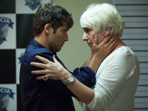 Murilo promete para mãe que vai entrar nos eixos. Será? (Foto: Fabiano Battaglin/Gshow)