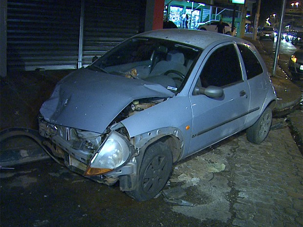 Motorista tentou se esconder em pizzaria após duas colisões, diz PM (Foto: César Tadeu/EPTV)