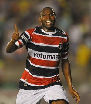 Disputando vaga de Gamalho, Adilson se vê na frente dos concorrentes