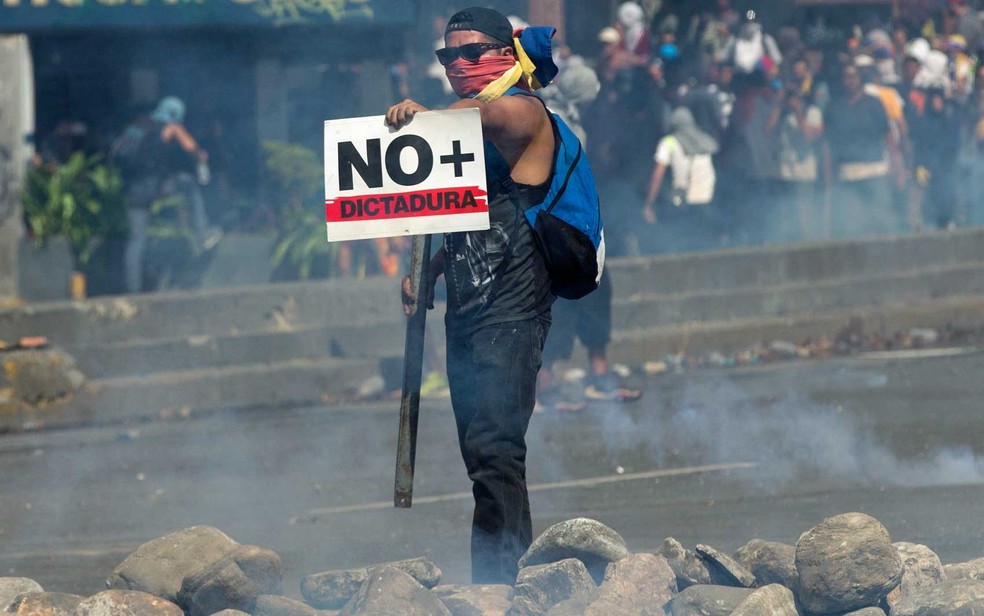 Manifestante durante protesto em Caracas, na Venezuela (Foto: Ariana Cubillos / AP Photo)