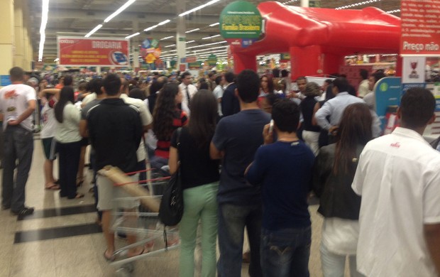 Fila em supermercado para fotos com Leo Moura e Gabriel Flamengo (Foto: Cahê Mota)