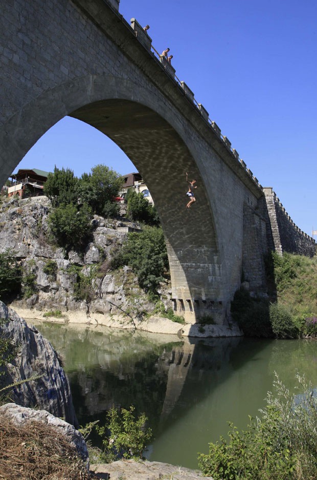 Ponte fica no rio Drini i Bardhe, perto Djakovica (Foto: Hazir Reka/Reuters)