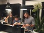 Vítor Belfort cozinha com os filhos: 'O trabalho é em equipe sempre'