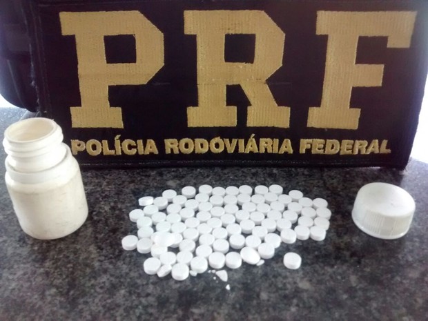 Caminhoneiro foi flagrado com mais de 80 comprimidos de anfetamina (Foto: Divulgação/ PRF-TO)