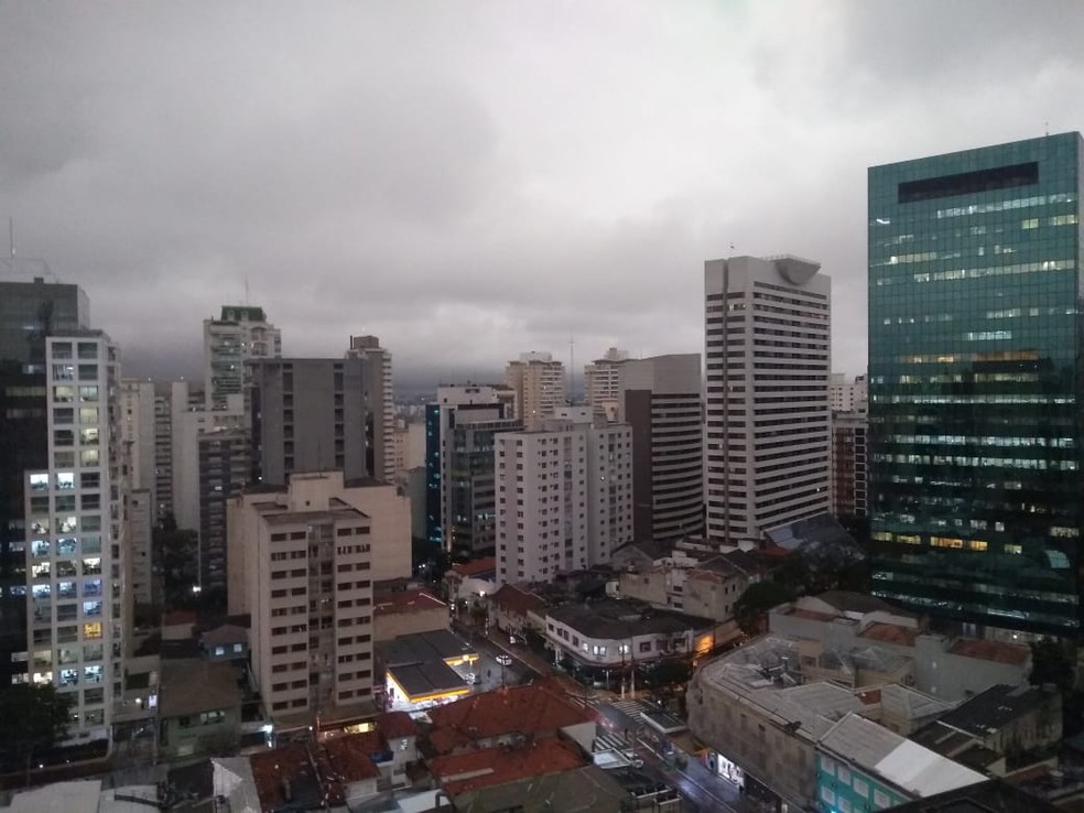 Céu encoberto no bairro do Paraíso, na Zona Sul de São Paulo, às 15h40 desta segunda (19) — Foto: Tomás Rosolino/Arquivo pessoal