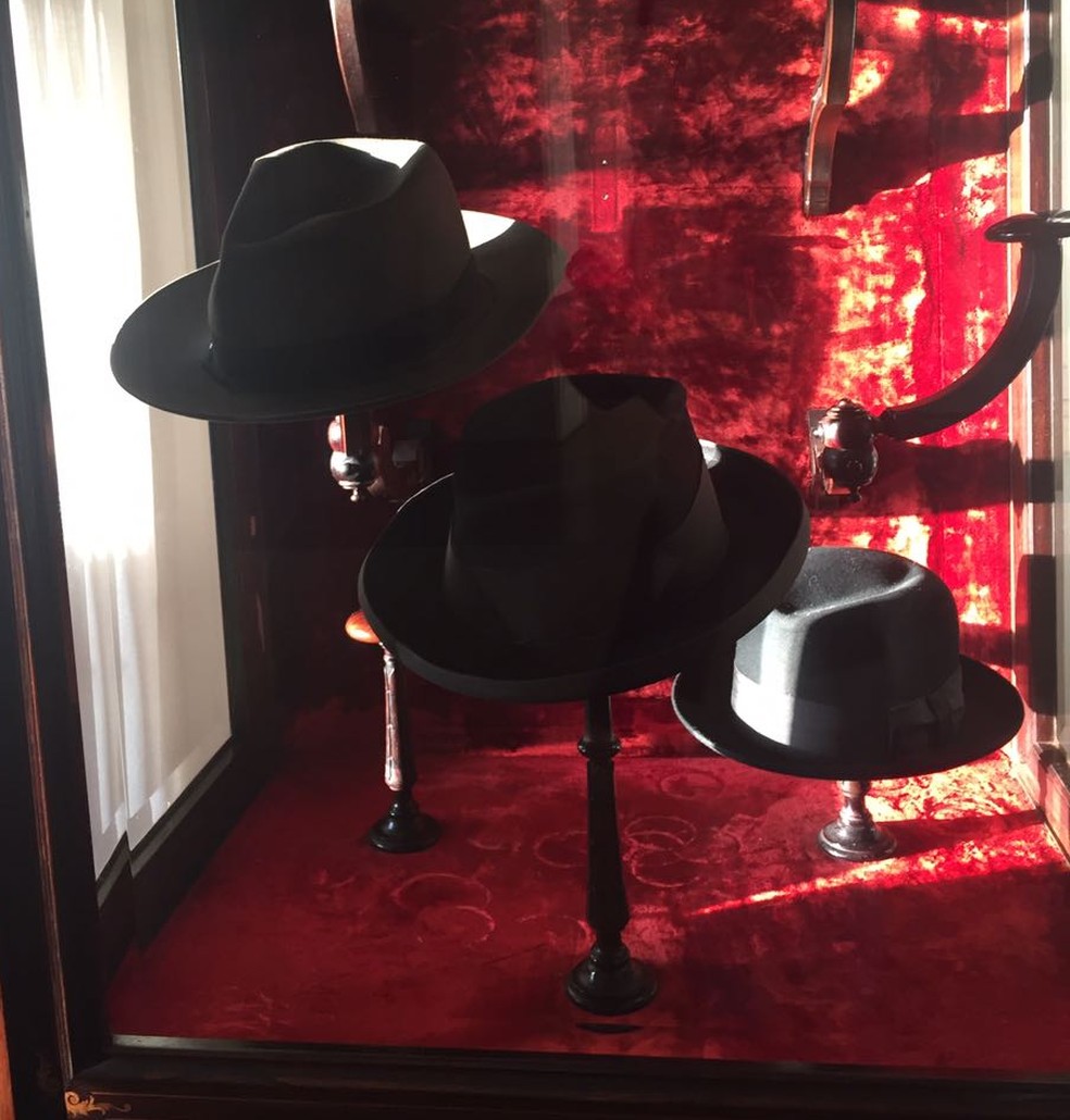 Chapéus de Getúlio Vargas estão à mostra no Palácio Rio Negro (Foto: Aline Rickly | G1)