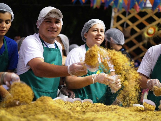 Resultado de imagem para a produção da maior paçoca de carne seca do mundo em boa vista