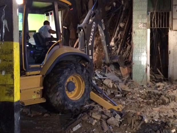 Prédio tinha quatro pavimentos; não houve vítimas, diz Defesa Civil  (Foto: Janaína Carvalho / G1)
