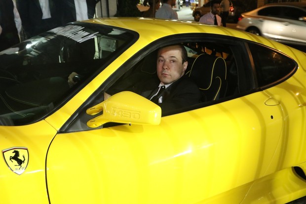 marido da Mulher Pera chega ao casamento de Ferrari amarela.