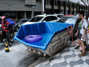 Em Dia Quente Cacamba De Entulho Vira Piscina No Centro De Sp Sao Paulo G1