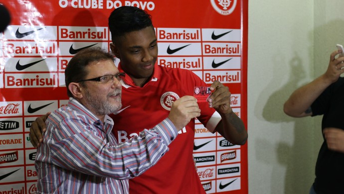 Luiz Fernando Costa apresenta Vitinho (Foto: Diego Guichard)