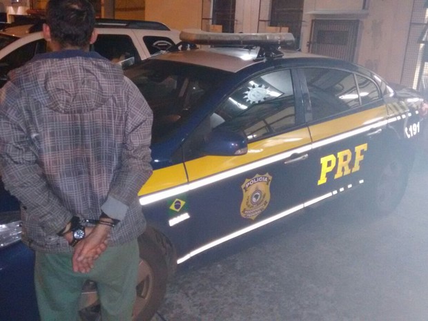 Suspeito foi detido em avenida de Porto Alegre (Foto: PRF/Divulgação)
