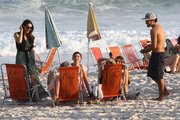 Caio Castro e Fernanda Machado na praia (Foto: Marcos Ferreira / Foto Rio News)