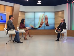 Tarso Genro é entrevistado pelo Jornal do Almoço, da RBS TV (Foto: Caetanno Freitas/G1)