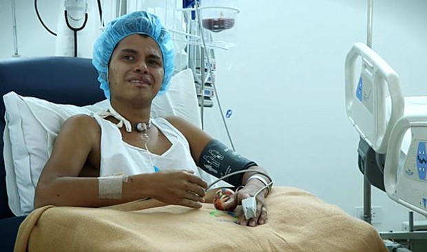 Fabian Medina está internado com a síndrome de Guillain-Barré e chora ao lembrar que não usou repelente de mosquitos (Foto: BBC)