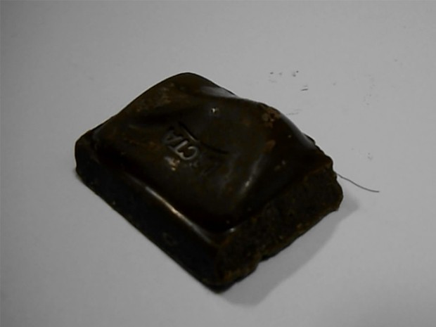 Pelo foi encontrado por garoto de 8 anos no meio da barra de chocolate (Foto: Arquivo Pessoal/ José Roberto dos Santos Filho)