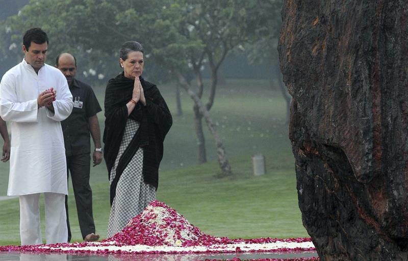 Presidente do partido do congresso indiano, Sonia Gandhi e seu filho Rahul homenageiam o ex-primeiro ministro Indira Gandhi no aniversário de 30 anos de sua morte