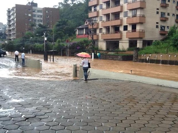 Enchente Rua Coronel Veiga, em Petrópolis - 2 (Foto: Nelzi Maria Siqueira)