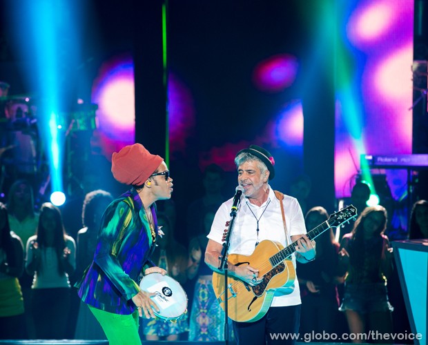 Carlinhos Brown e Lulu Santos fazem dueto no palco do programa (Foto: Isabella Pinheiro/TV Globo)