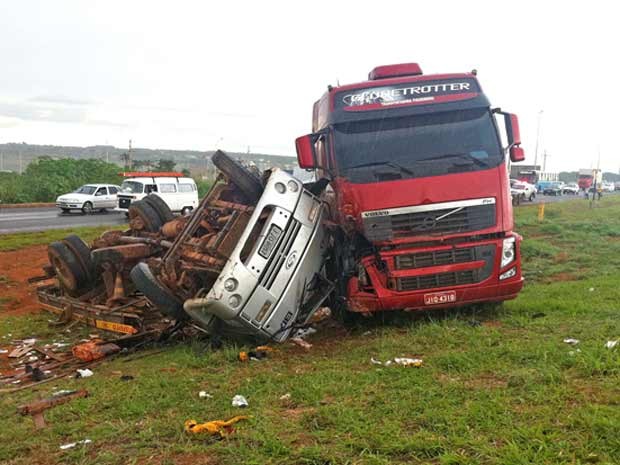 G Batida Ente Carreta E Caminh O Deixa Feridos No Distrito Federal