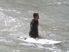 Em dia frio, Cauã Reymond surfa no Rio