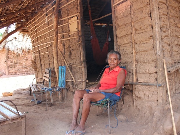 Dona de casa, Deodora Dias da Silva, de 61 anos, conta que sua renda não passa dos R$ 110 por mês (Foto: Gil Oliveira/ G1)