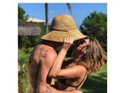 Em clima de férias, Fernanda Paes Leme beija 